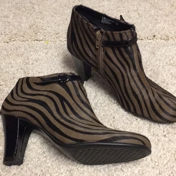 Aerosoles Zebra Bootie w heel and zipper - Picture 2 of 6